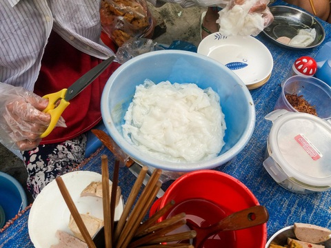 Bánh ướt 50 năm chợ Nghĩa Hòa, mỗi năm chỉ tăng 1.000 - 2.000 đồng - Ảnh 4. Bánh ướt 50 năm chợ Nghĩa Hòa, mỗi năm chỉ tăng 1.000 - 2.000 đồng - Ảnh 4.