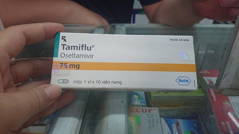 Ca bệnh cúm A gia tăng, loạn giá thuốc Tamiflu - Ảnh 1. Ca bệnh cúm A gia tăng, loạn giá thuốc Tamiflu - Ảnh 1.