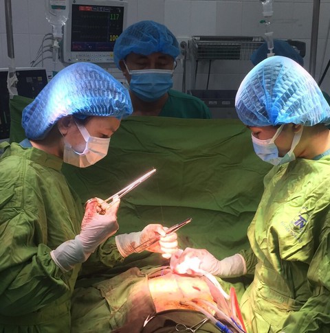 Chạy đua với ‘tử thần’, cứu bệnh nhân bị đâm ngay vùng ‘tam giác’ tim - Ảnh 1. Chạy đua với ‘tử thần’, cứu bệnh nhân bị đâm ngay vùng ‘tam giác’ tim - Ảnh 1.