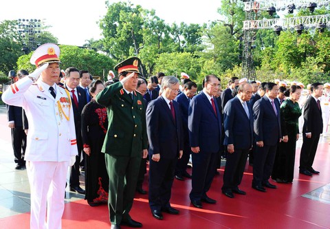 Dâng hương tưởng niệm các anh hùng liệt sĩ và vào lăng viếng Chủ tịch Hồ Chí Minh - Ảnh 1. Dâng hương tưởng niệm các anh hùng liệt sĩ và vào lăng viếng Chủ tịch Hồ Chí Minh - Ảnh 1.