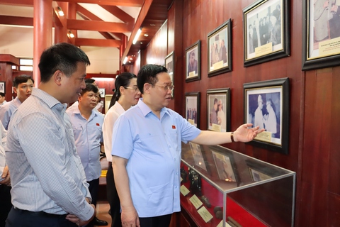 Chủ tịch Quốc hội Vương Đình Huệ dâng hương liệt sĩ, thăm khu lưu niệm cố Thủ tướng Phạm Văn Đồng - Ảnh 3. Chủ tịch Quốc hội Vương Đình Huệ dâng hương liệt sĩ, thăm khu lưu niệm cố Thủ tướng Phạm Văn Đồng - Ảnh 3.