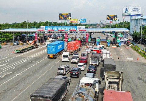 Cao tốc TP.HCM - Long Thành ùn ứ do xe dán thẻ sử dụng thu phí không dừng còn ít - Ảnh 1. Cao tốc TP.HCM - Long Thành ùn ứ do xe dán thẻ sử dụng thu phí không dừng còn ít - Ảnh 1.