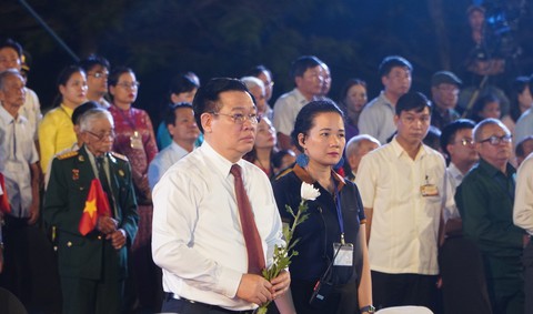 Cành cúc trắng cắm lên ba lô tưởng nhớ các Anh hùng Liệt sỹ đã ngã xuống - Ảnh 2. Cành cúc trắng cắm lên ba lô tưởng nhớ các Anh hùng Liệt sỹ đã ngã xuống - Ảnh 2.