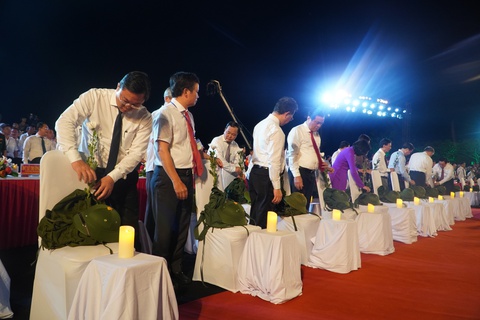 Cành cúc trắng cắm lên ba lô tưởng nhớ các Anh hùng Liệt sỹ đã ngã xuống - Ảnh 6. Cành cúc trắng cắm lên ba lô tưởng nhớ các Anh hùng Liệt sỹ đã ngã xuống - Ảnh 6.