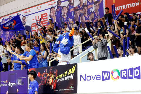 CĐV đặc biệt của Nha Trang Dolphins một ‘đấu’ nghìn - Ảnh 1. CĐV đặc biệt của Nha Trang Dolphins một ‘đấu’ nghìn - Ảnh 1.