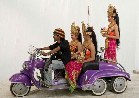 Những màn độ xe Vespa ‘không tưởng’: Biến thành xe tăng, xe 1 bánh, dùng thân tre... - Ảnh 11. Những màn độ xe Vespa ‘không tưởng’: Biến thành xe tăng, xe 1 bánh, dùng thân tre... - Ảnh 11.