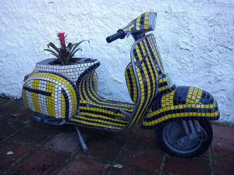 Những màn độ xe Vespa ‘không tưởng’: Biến thành xe tăng, xe 1 bánh, dùng thân tre... - Ảnh 12. Những màn độ xe Vespa ‘không tưởng’: Biến thành xe tăng, xe 1 bánh, dùng thân tre... - Ảnh 12.