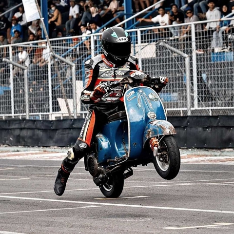 Những màn độ xe Vespa ‘không tưởng’: Biến thành xe tăng, xe 1 bánh, dùng thân tre... - Ảnh 1. Những màn độ xe Vespa ‘không tưởng’: Biến thành xe tăng, xe 1 bánh, dùng thân tre... - Ảnh 1.