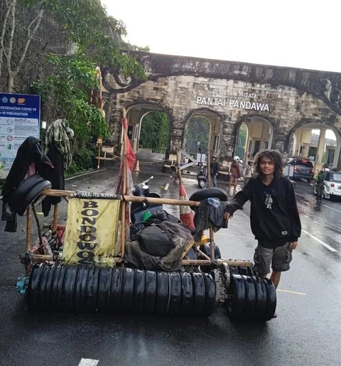Những màn độ xe Vespa ‘không tưởng’: Biến thành xe tăng, xe 1 bánh, dùng thân tre... - Ảnh 3. Những màn độ xe Vespa ‘không tưởng’: Biến thành xe tăng, xe 1 bánh, dùng thân tre... - Ảnh 3.