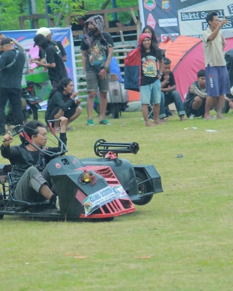 Những màn độ xe Vespa ‘không tưởng’: Biến thành xe tăng, xe 1 bánh, dùng thân tre... - Ảnh 4. Những màn độ xe Vespa ‘không tưởng’: Biến thành xe tăng, xe 1 bánh, dùng thân tre... - Ảnh 4.
