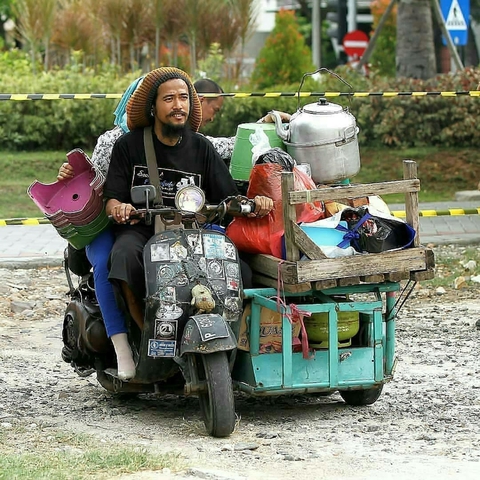 Những màn độ xe Vespa ‘không tưởng’: Biến thành xe tăng, xe 1 bánh, dùng thân tre... - Ảnh 6. Những màn độ xe Vespa ‘không tưởng’: Biến thành xe tăng, xe 1 bánh, dùng thân tre... - Ảnh 6.