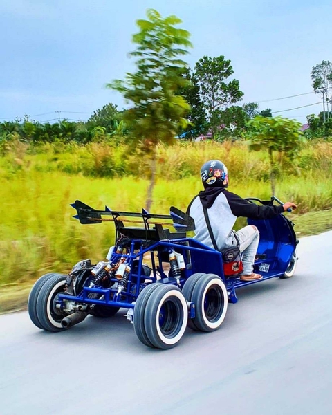 Những màn độ xe Vespa ‘không tưởng’: Biến thành xe tăng, xe 1 bánh, dùng thân tre... - Ảnh 7. Những màn độ xe Vespa ‘không tưởng’: Biến thành xe tăng, xe 1 bánh, dùng thân tre... - Ảnh 7.