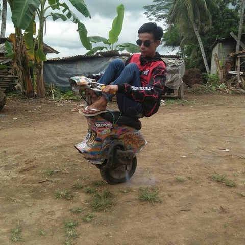 Những màn độ xe Vespa ‘không tưởng’: Biến thành xe tăng, xe 1 bánh, dùng thân tre... - Ảnh 9. Những màn độ xe Vespa ‘không tưởng’: Biến thành xe tăng, xe 1 bánh, dùng thân tre... - Ảnh 9.