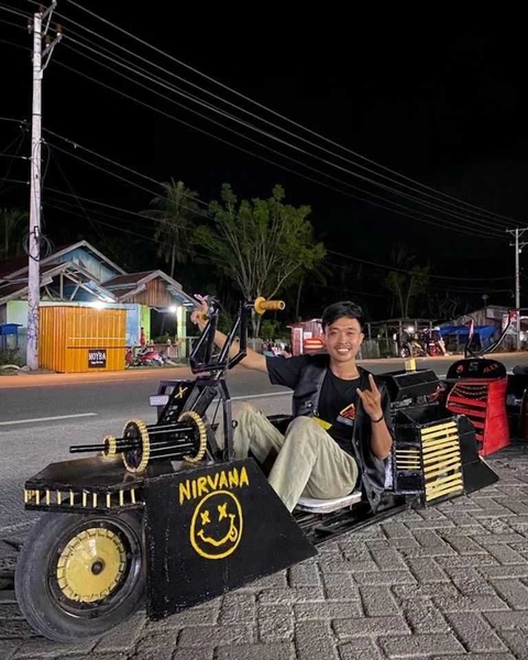 Những màn độ xe Vespa ‘không tưởng’: Biến thành xe tăng, xe 1 bánh, dùng thân tre... - Ảnh 5. Những màn độ xe Vespa ‘không tưởng’: Biến thành xe tăng, xe 1 bánh, dùng thân tre... - Ảnh 5.