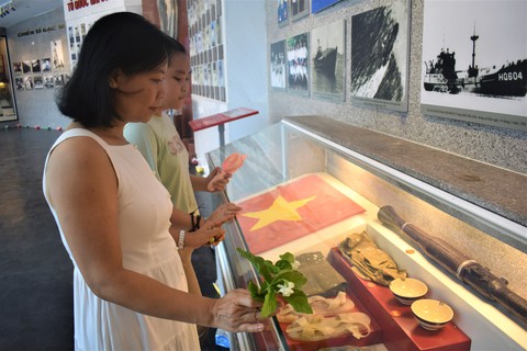 Hàng trăm du khách, người dân viếng Khu tưởng niệm chiến sĩ Gạc Ma - Ảnh 3. Hàng trăm du khách, người dân viếng Khu tưởng niệm chiến sĩ Gạc Ma - Ảnh 3.