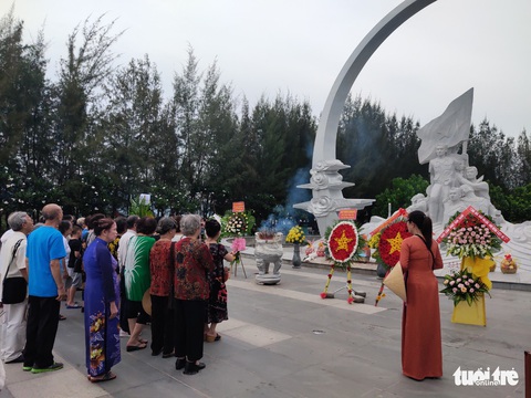 Hàng trăm du khách, người dân viếng Khu tưởng niệm chiến sĩ Gạc Ma - Ảnh 1. Hàng trăm du khách, người dân viếng Khu tưởng niệm chiến sĩ Gạc Ma - Ảnh 1.