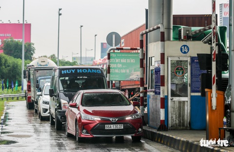 Xe lại cà nhích trên cao tốc TP.HCM - Long Thành - Dầu Giây do nhiều xe chưa dán thẻ ETC - Ảnh 2. Xe lại cà nhích trên cao tốc TP.HCM - Long Thành - Dầu Giây do nhiều xe chưa dán thẻ ETC - Ảnh 2.