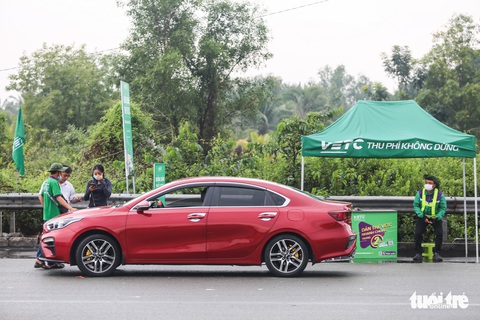 Xe lại cà nhích trên cao tốc TP.HCM - Long Thành - Dầu Giây do nhiều xe chưa dán thẻ ETC - Ảnh 6. Xe lại cà nhích trên cao tốc TP.HCM - Long Thành - Dầu Giây do nhiều xe chưa dán thẻ ETC - Ảnh 6.