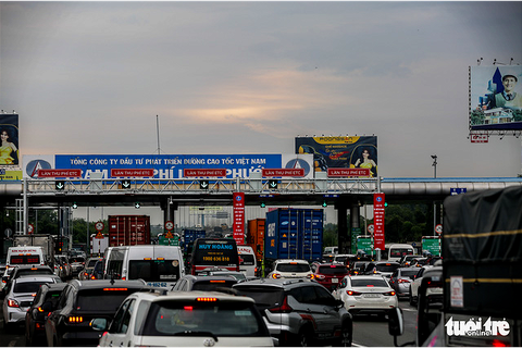 Xe lại cà nhích trên cao tốc TP.HCM - Long Thành - Dầu Giây do nhiều xe chưa dán thẻ ETC - Ảnh 7. Xe lại cà nhích trên cao tốc TP.HCM - Long Thành - Dầu Giây do nhiều xe chưa dán thẻ ETC - Ảnh 7.
