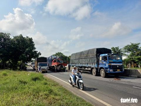 Tai nạn liên hoàn: Cabin xe đầu kéo vọt lên thùng rơmooc chở nhiều xe hơi mới - Ảnh 1. Tai nạn liên hoàn: Cabin xe đầu kéo vọt lên thùng rơmooc chở nhiều xe hơi mới - Ảnh 1.