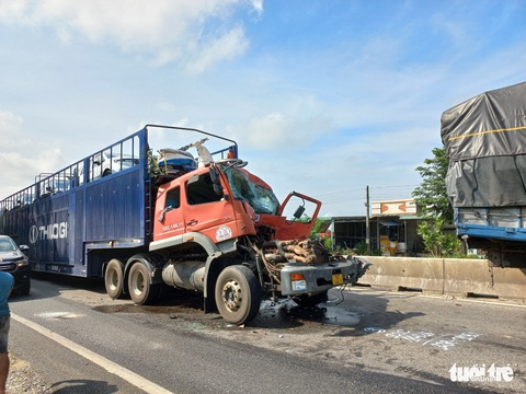 Tai nạn liên hoàn: Cabin xe đầu kéo vọt lên thùng rơmooc chở nhiều xe hơi mới - Ảnh 2. Tai nạn liên hoàn: Cabin xe đầu kéo vọt lên thùng rơmooc chở nhiều xe hơi mới - Ảnh 2.