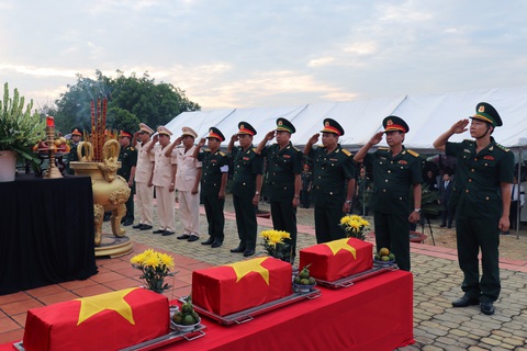 Bình Phước an táng hơn 40 hài cốt liệt sĩ hy sinh tại Campuchia - Ảnh 1. Bình Phước an táng hơn 40 hài cốt liệt sĩ hy sinh tại Campuchia - Ảnh 1.