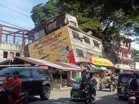 Động đất 7,1 độ Richter ở Philippines khiến nhiều tòa nhà xiêu vẹo, sụp đổ - Ảnh 3. Động đất 7,1 độ Richter ở Philippines khiến nhiều tòa nhà xiêu vẹo, sụp đổ - Ảnh 3.