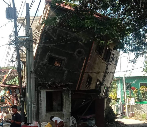 Động đất 7,1 độ Richter ở Philippines khiến nhiều tòa nhà xiêu vẹo, sụp đổ - Ảnh 2. Động đất 7,1 độ Richter ở Philippines khiến nhiều tòa nhà xiêu vẹo, sụp đổ - Ảnh 2.