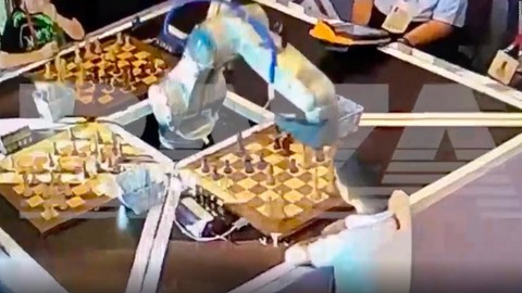 Nghi gian lận, robot cờ vua Nga nổi giận ‘đi đường quyền’ với người chơi - Ảnh 1. Nghi gian lận, robot cờ vua Nga nổi giận ‘đi đường quyền’ với người chơi - Ảnh 1.