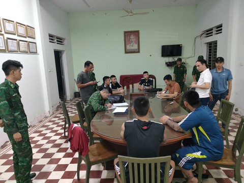 Bắt 5 thanh niên nổ súng ở Thanh Hóa rồi trốn sang Campuchia - Ảnh 2. Bắt 5 thanh niên nổ súng ở Thanh Hóa rồi trốn sang Campuchia - Ảnh 2.