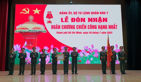 Quân khu 7 đón nhận Huân chương Chiến công hạng nhất - Ảnh 1. Quân khu 7 đón nhận Huân chương Chiến công hạng nhất - Ảnh 1.