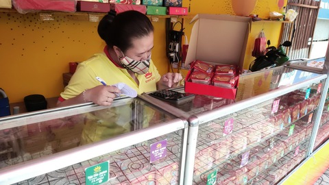 Giá bánh trung thu tăng, sức mua giảm - Ảnh 1. Giá bánh trung thu tăng, sức mua giảm - Ảnh 1.