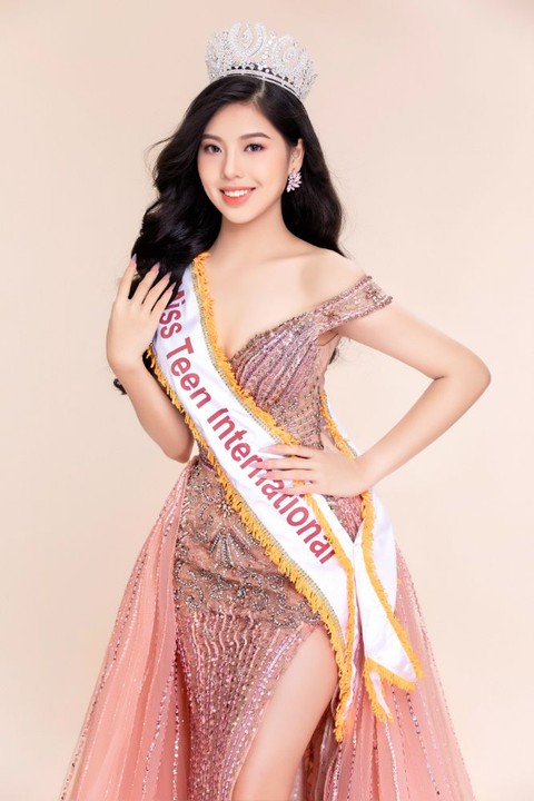 Ngắm sớm bộ váy dạ hội của Ngô Ngọc Gia Hân mang đến Miss Teen International - Ảnh 2. Ngắm sớm bộ váy dạ hội của Ngô Ngọc Gia Hân mang đến Miss Teen International - Ảnh 2.