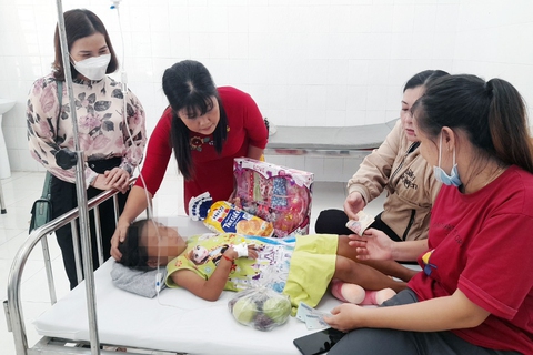 Vụ bé gái 7 tuổi nhiều vết thương ở Bình Phước: Bắt tạm giam cha dượng - Ảnh 2. Vụ bé gái 7 tuổi nhiều vết thương ở Bình Phước: Bắt tạm giam cha dượng - Ảnh 2.