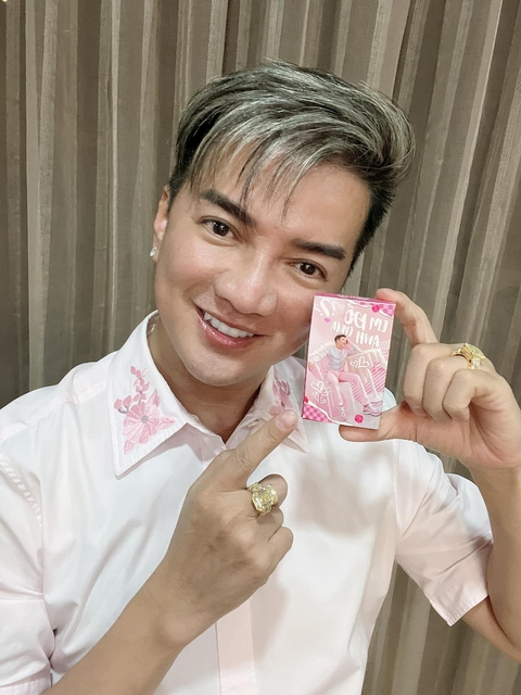 Đàm Vĩnh Hưng ‘gây sốt’ cộng đồng mạng khi làm card bo góc tặng fan - Ảnh 2. Đàm Vĩnh Hưng ‘gây sốt’ cộng đồng mạng khi làm card bo góc tặng fan - Ảnh 2.