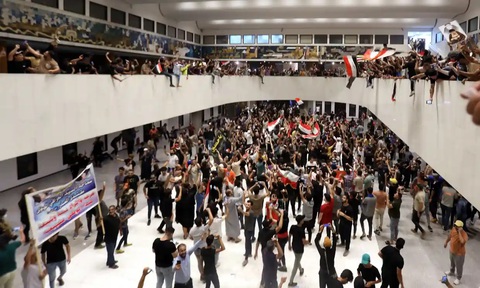 Hàng trăm người biểu tình xông vào tòa nhà Quốc hội Iraq - Ảnh 4. Hàng trăm người biểu tình xông vào tòa nhà Quốc hội Iraq - Ảnh 4.