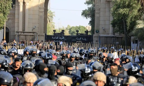 Hàng trăm người biểu tình xông vào tòa nhà Quốc hội Iraq - Ảnh 3. Hàng trăm người biểu tình xông vào tòa nhà Quốc hội Iraq - Ảnh 3.