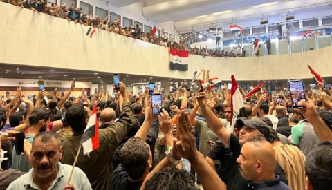 Hàng trăm người biểu tình xông vào tòa nhà Quốc hội Iraq - Ảnh 2. Hàng trăm người biểu tình xông vào tòa nhà Quốc hội Iraq - Ảnh 2.