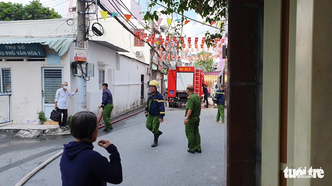 Cháy nhà trong hẻm sâu, lực lượng chữa cháy không vào được, phải phun nước từ phía sau - Ảnh 3. Cháy nhà trong hẻm sâu, lực lượng chữa cháy không vào được, phải phun nước từ phía sau - Ảnh 3.