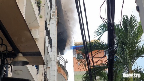 Cháy nhà trong hẻm sâu, lực lượng chữa cháy không vào được, phải phun nước từ phía sau - Ảnh 1. Cháy nhà trong hẻm sâu, lực lượng chữa cháy không vào được, phải phun nước từ phía sau - Ảnh 1.