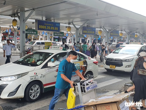 Xe công nghệ ngưng leo lầu đón khách ở nhà xe sân bay Tân Sơn Nhất - Ảnh 3. Xe công nghệ ngưng leo lầu đón khách ở nhà xe sân bay Tân Sơn Nhất - Ảnh 3.
