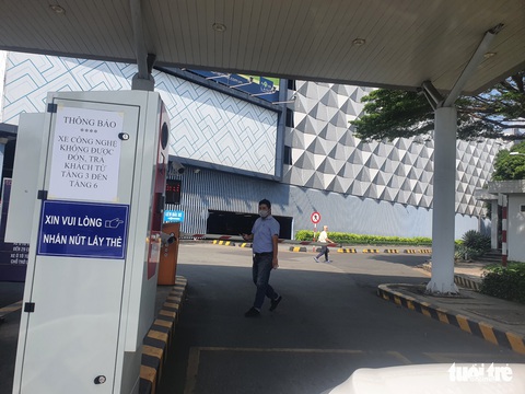 Xe công nghệ ngưng leo lầu đón khách ở nhà xe sân bay Tân Sơn Nhất - Ảnh 2. Xe công nghệ ngưng leo lầu đón khách ở nhà xe sân bay Tân Sơn Nhất - Ảnh 2.