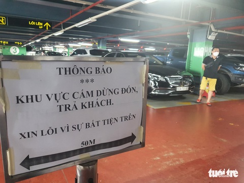 Xe công nghệ ngưng leo lầu đón khách ở nhà xe sân bay Tân Sơn Nhất - Ảnh 1. Xe công nghệ ngưng leo lầu đón khách ở nhà xe sân bay Tân Sơn Nhất - Ảnh 1.