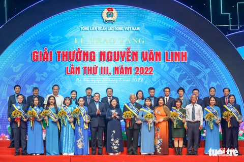 Tặng Giải thưởng Nguyễn Văn Linh cho 10 cá nhân hết mình vì người lao động - Ảnh 2. Tặng Giải thưởng Nguyễn Văn Linh cho 10 cá nhân hết mình vì người lao động - Ảnh 2.