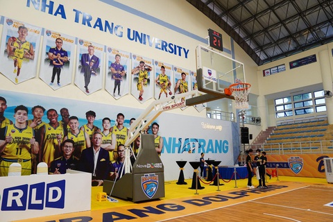 CLB Nha Trang Dolphins trang bị trụ rổ nội chuẩn FIBA - Ảnh 1. CLB Nha Trang Dolphins trang bị trụ rổ nội chuẩn FIBA - Ảnh 1.