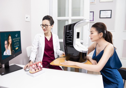 Siêu mẫu Thanh Hằng bật mí bác sĩ chăm sóc da của mình - Ảnh 2. Siêu mẫu Thanh Hằng bật mí bác sĩ chăm sóc da của mình - Ảnh 2.