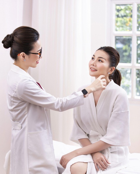 Siêu mẫu Thanh Hằng bật mí bác sĩ chăm sóc da của mình - Ảnh 3. Siêu mẫu Thanh Hằng bật mí bác sĩ chăm sóc da của mình - Ảnh 3.