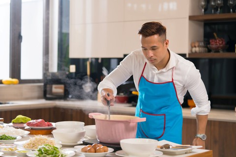 Trương Thế Vinh làm bố đơn thân khiến Ngọc Trinh ngưỡng mộ - Ảnh 2. Trương Thế Vinh làm bố đơn thân khiến Ngọc Trinh ngưỡng mộ - Ảnh 2.