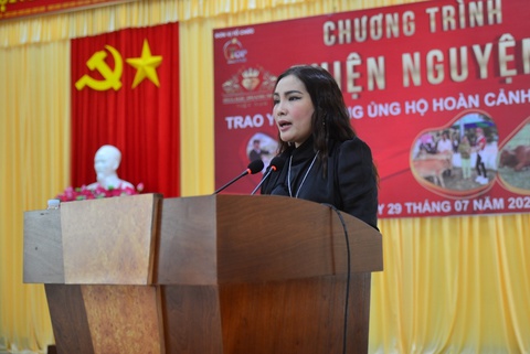 Ôi thần linh ơi, hoa hậu tặng bò giống giúp người nghèo kế sinh nhai! - Ảnh 2. Ôi thần linh ơi, hoa hậu tặng bò giống giúp người nghèo kế sinh nhai! - Ảnh 2.