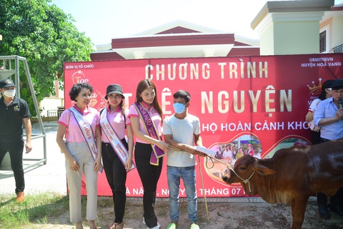 Ôi thần linh ơi, hoa hậu tặng bò giống giúp người nghèo kế sinh nhai! - Ảnh 1. Ôi thần linh ơi, hoa hậu tặng bò giống giúp người nghèo kế sinh nhai! - Ảnh 1.